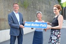 TaufpatInnen des Mani-Matter-Platz: Parlamentspräsident Markus Willi, Gemeinderätin Rita Haudenschild, Sibyl Matter, Tochter von Mani Matter (v.l.n.r.)
