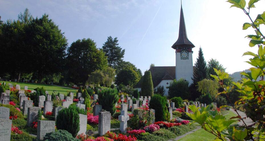 Friedhof Niederscherli mit der Kirche im Hintergrund