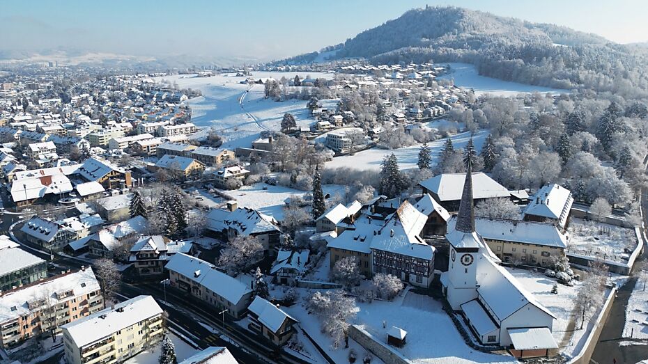 Winterliche Luftaufnahme des Schlosses Köniz