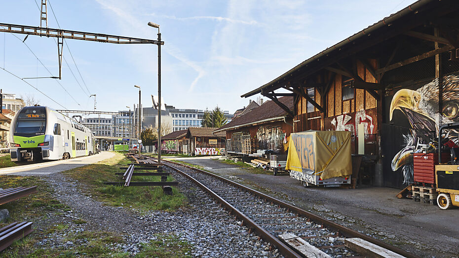 Blick von den Schienen aus auf den Bahnhof in Liebefeld MItte