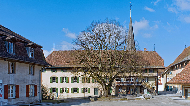Ansicht des Schlosshofes. In der Mitte ist das Haberhuus zu sehen, vor der eine grosse Linde steht. Rechts davon steht das Ritterhuus und der Rosstall, auf der linken Seite ist das Chornhuus zusehen.